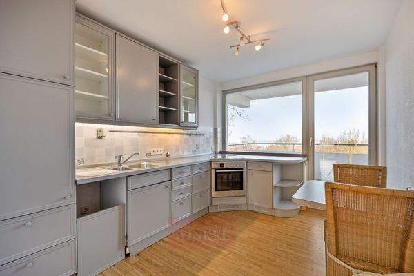 Küche mit Einbauküche u. Zugang Balkon