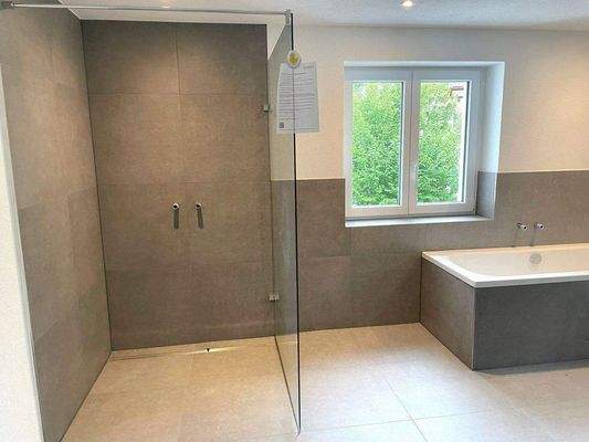 1. OG Bad mit Wanne und Dusche 