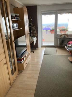 ... Wohnzimmer-Blicke zum  Balkon ...