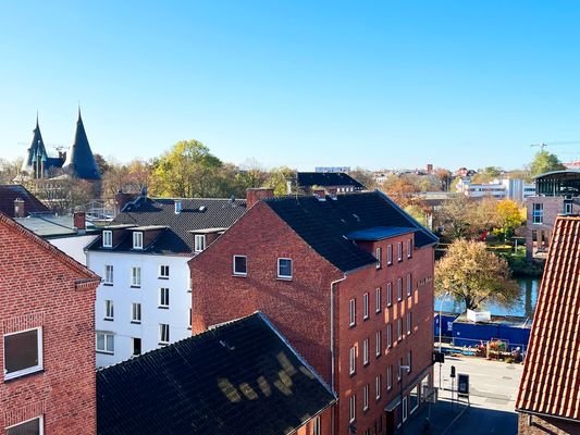 Blick aus dem Fenster aufs Holstentor und Trave - Kopie