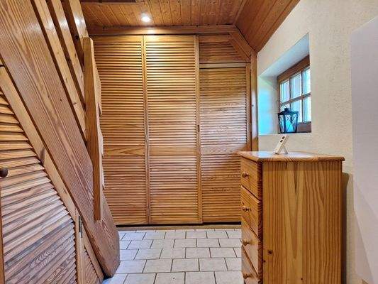 Hinterer Flur mit Einbauschränken