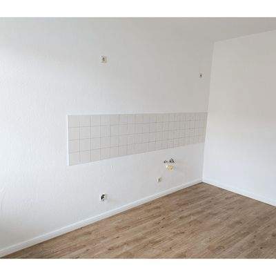 Leere Küche mit Fliesenwand