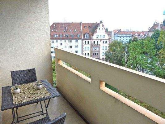 ÜBERDACHTER WESTBALKON (Einrichtungsbeispiel)