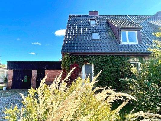 Blick zum Haus mit Garage