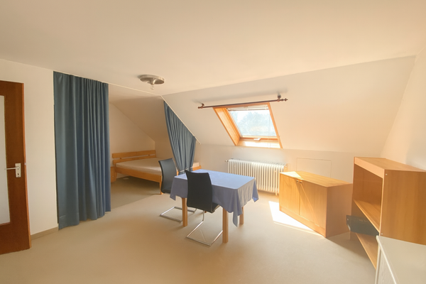 Dachstudio mit angrenzendem Bad und Küchenzeile