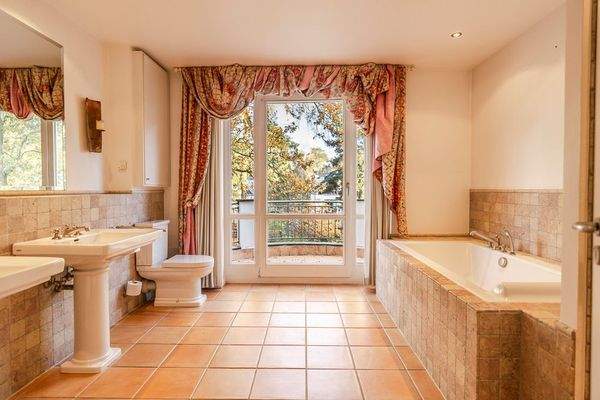 Badezimmer mit Wanne und odentiefem Fenster