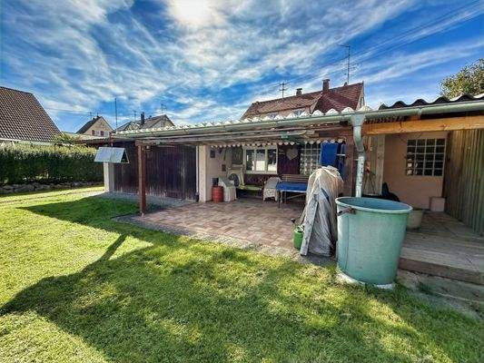 Rückseite Nebengebäude mit Pergola