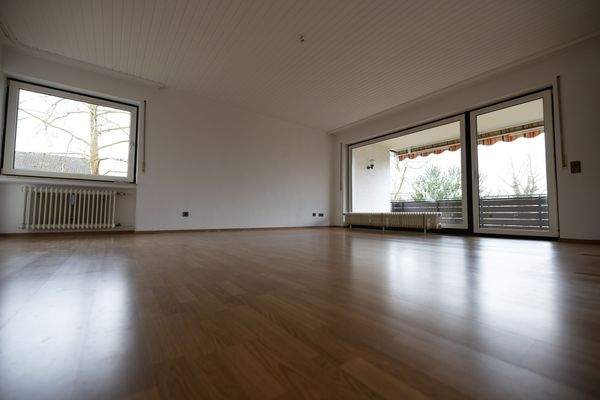 Helles Wohnzimmer mit Balkon