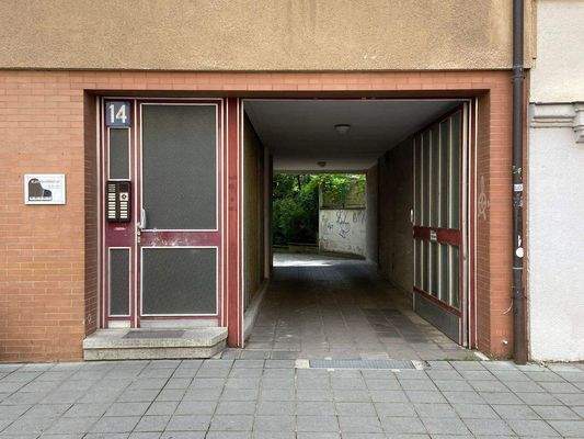 Zufahrt über Vorderhaus