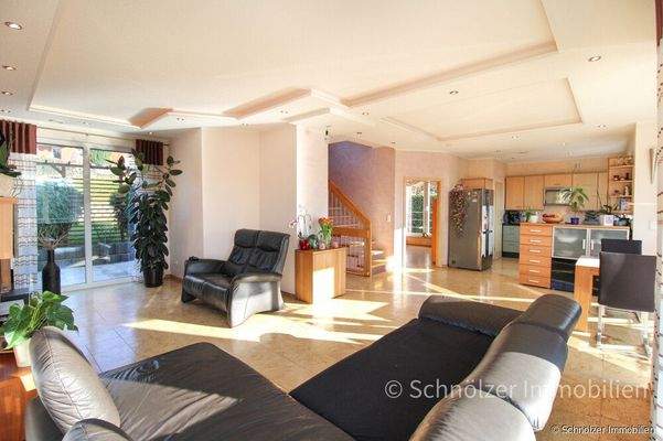 sehr geräumig und hell und ebenfalls mit Zugang zu