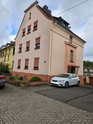 Mehrfamilienhaus, Einfahrt zur Garage