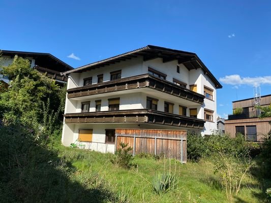 Wohnhaus mit großem Grundstück 