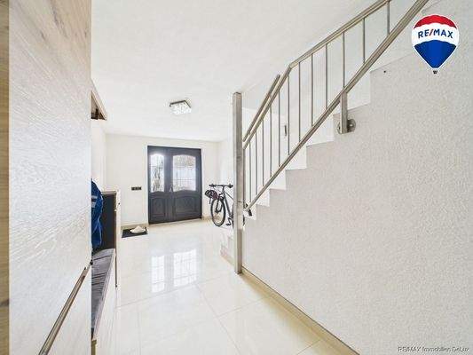 REMAX Immobilien DeLux Einfamilienhaus  Bebelsheim Diele Mark Borowicz