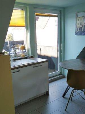 Küche mit Balkonzugang 