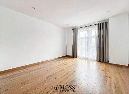 Wohnzimmer - KI generiert mit neuen Böden und gestrichen