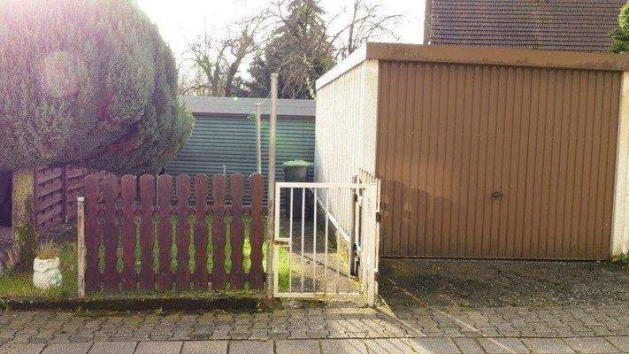 Garage mit kleinem Grundstück gegenüber