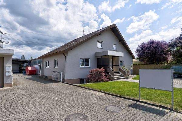 Wohnhaus und linke Einfahrt Gewerbe