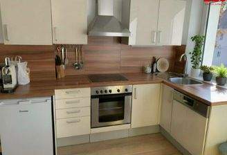 Wohn- und Essküche (mit KI dezent bearbeitet)