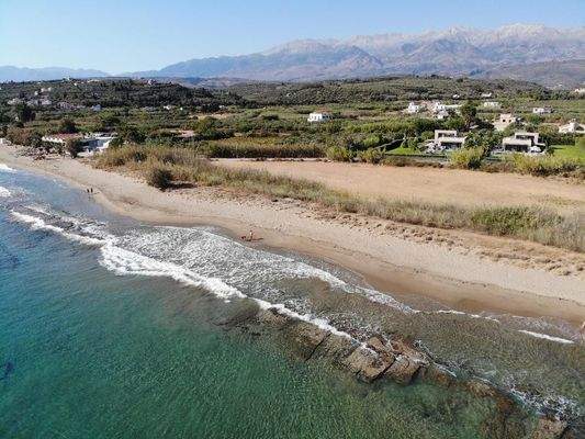 Kreta, Kiani Akti: Prestigeträchtiges Grundstück direkt am Meer nahe Kalyves zu verkaufen