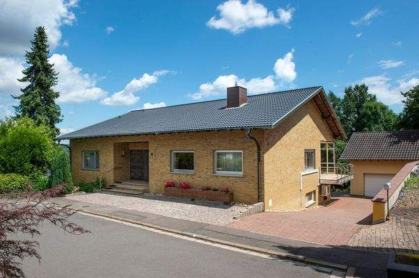 Vorderansicht mit Garage