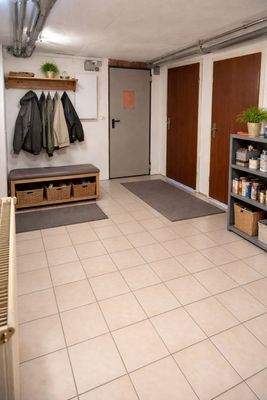 KI-generiertes Wohnbeispiel Keller Flur