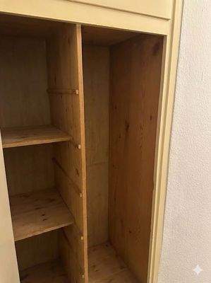 Abstellkammer mit Tür im vorderen Bereich im Flur