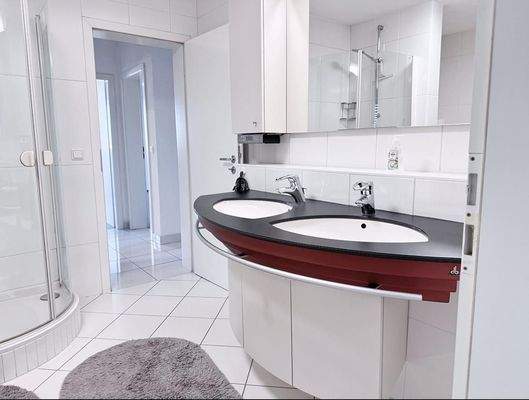 großzügiges Badezimmer