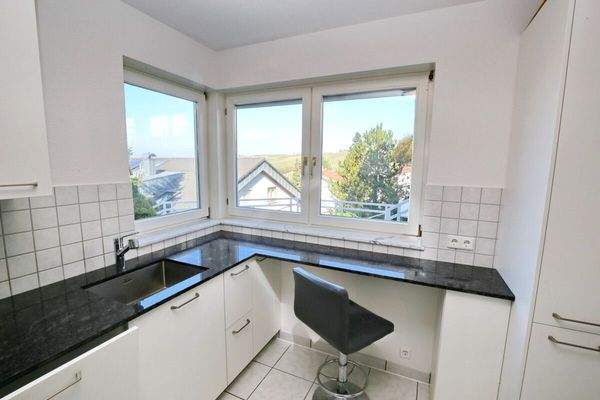 Küche mit Blick in die Weinberge