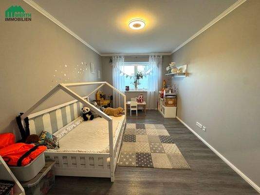 EG Kinder-/Arbeitszimmer