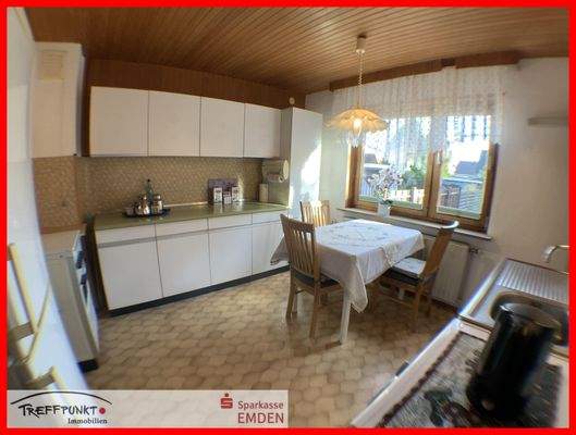 Küche mit angrenzender Speisekammer