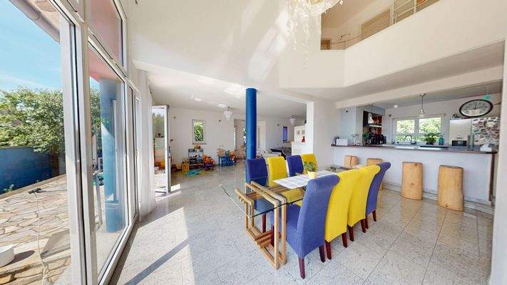 Wohn- und Essbereich mit angrenzender Terrasse