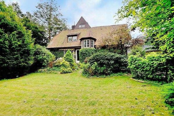 Die Terrasse an der Diele liegt erhaben über dem Garten