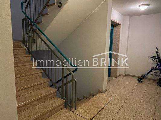 Hausflur mit Aufzug zur Wohnebene