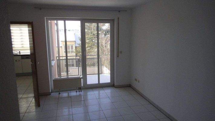 Wohn-/Esszimmer mit Zugang zum Balkon