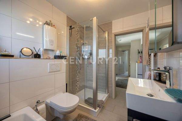 Hochwertiges Tageslichtbadezimmer OG