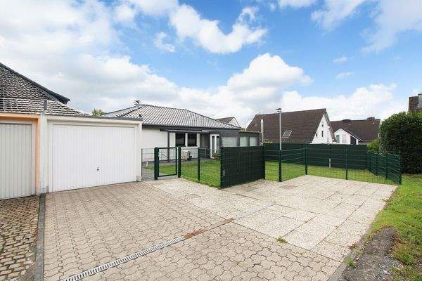 Außenansicht mit Parkmöglichkeiten