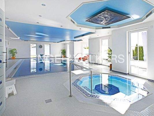 Schwimmhalle mit Indoor Pool