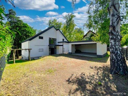 Straßenansicht, Garage und Haus