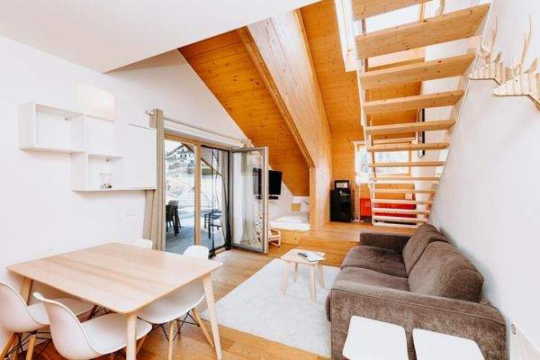 Großzügiger Wohnbereich mit Schlafnische