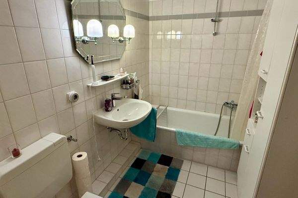 Das innenliegende Badezimmer mit Badewanne.