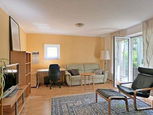 Schreibtisch und Balkonausgang