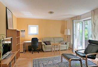 Schreibtisch und Balkonausgang