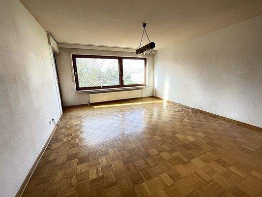 Wohnzimmer mit Parkettboden