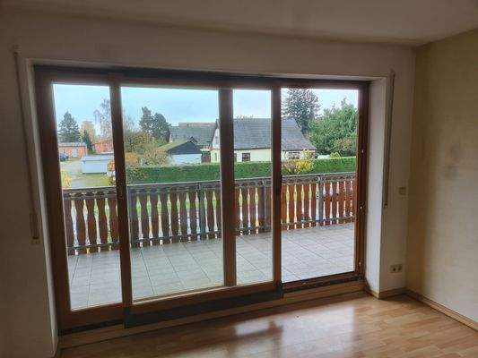 Wohnung OG - Wohnzimmer mit Blick zum Balkon