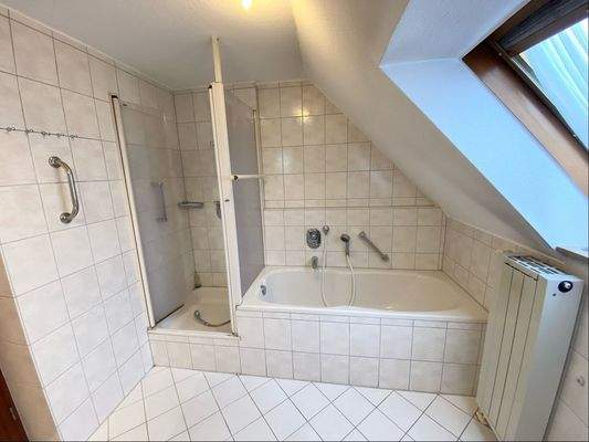 Bad mit Dusche und Badewanne