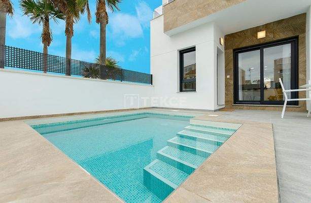 Detached Villas with Pools and Parking in Torrevieja Alicante