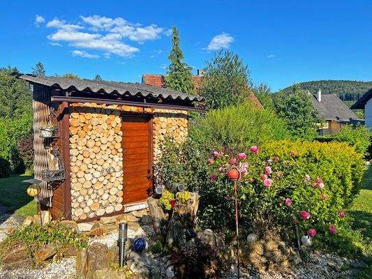 liebevoll gestalteter Garten