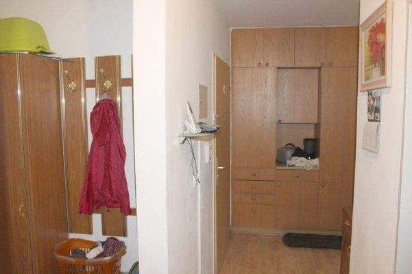 Nach der Wohnungstür: Garderobe mit Einbauschrank