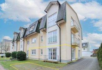 Außenansicht vorn + Stellplatz