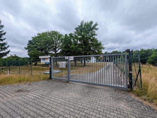 Grundstückszufahrt mit elektrischer Toranlage